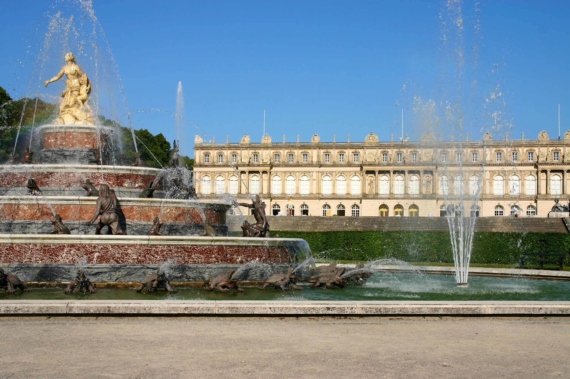 hotel seeblick obing schloss herrenchiemsee mit brunnen chiemsee alpenland tourismus