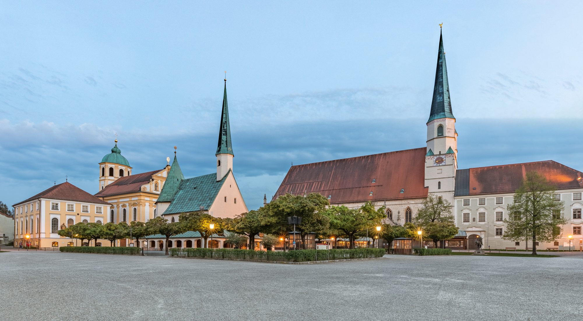 hotel seeblick obing ausflugsziele altoetting gnadenkapelle stiftspfarrkirche dirschl adobestock 340611258