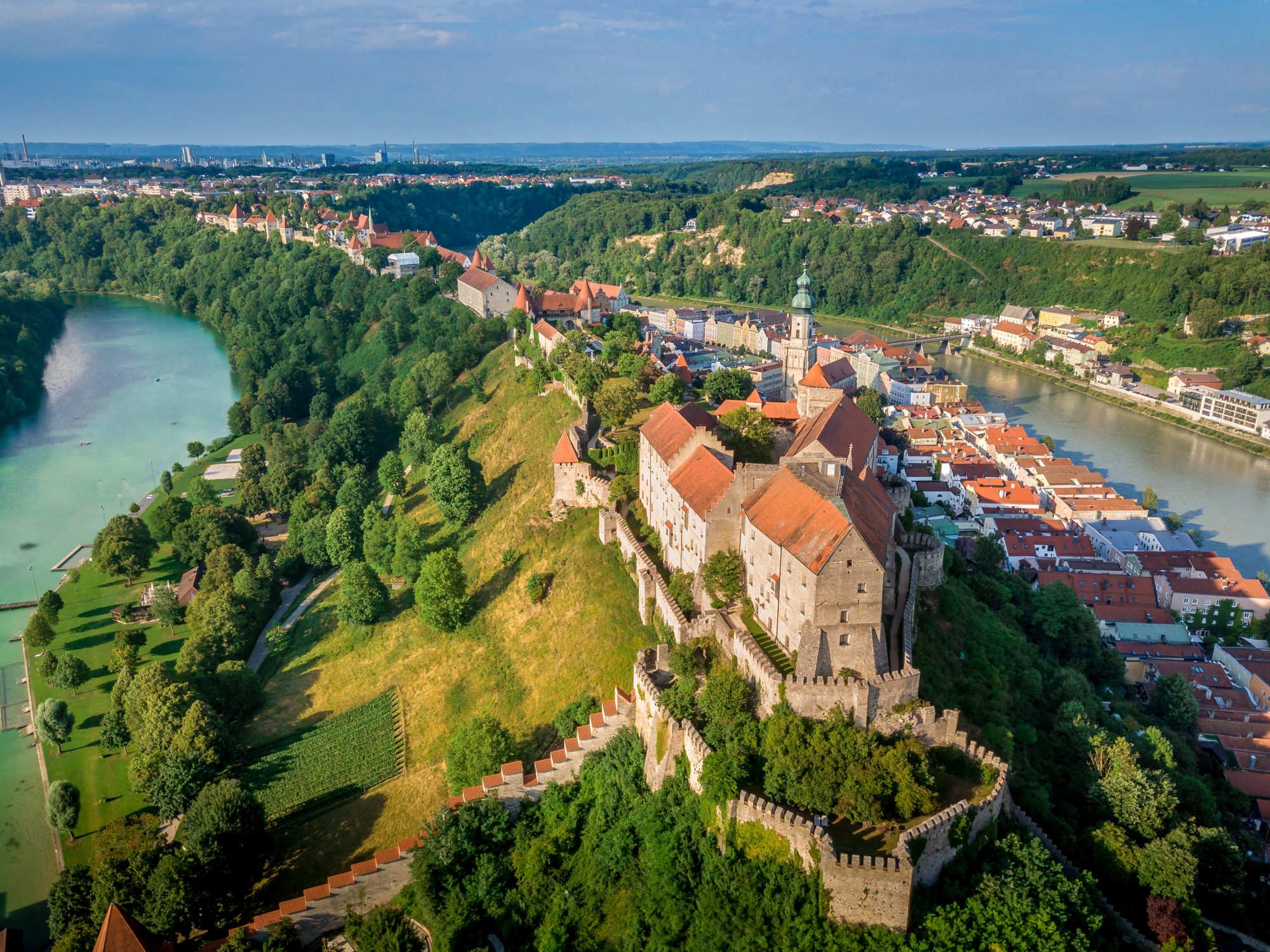 hotel seeblick obing ausflugsziele burghausen mit burganlage tamas adobestock 237109326